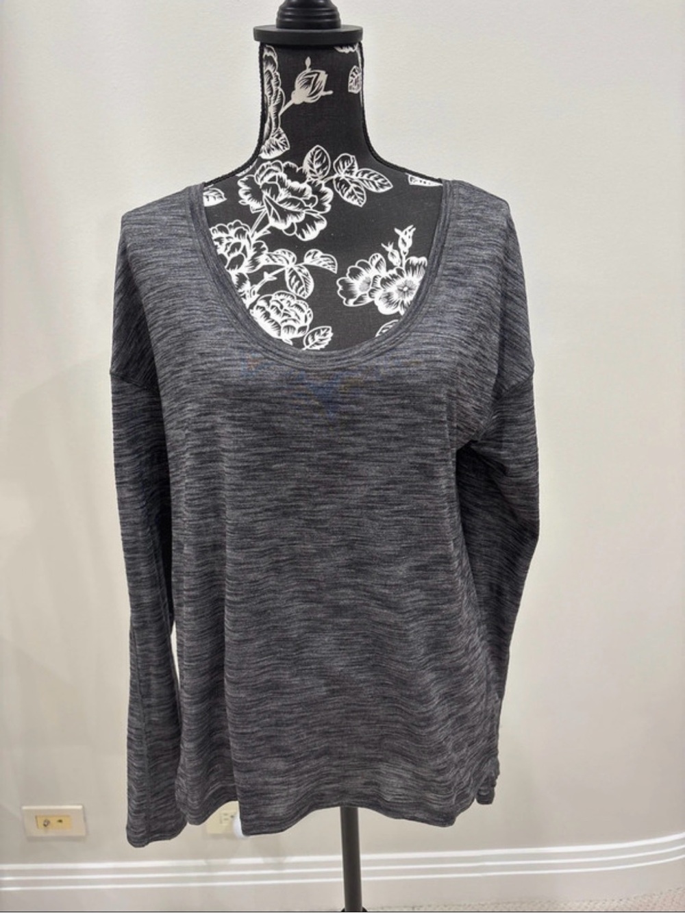 Lululemon women’s long sleeve gray top size 10